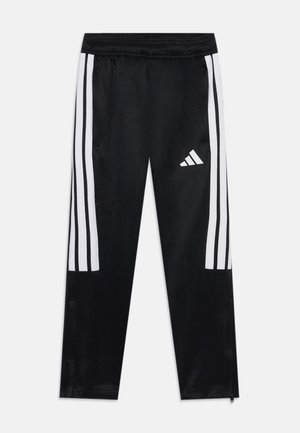 Mustat urheilu housut, joissa on sileä pinta, kolmen valkoisen raidan kanssa sivuilla ja pieni valkoinen adidas-logo alhaalla jalassa.