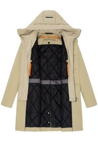 Beige szigetelt kabát fekete steppelt béléssel, levehető kapucnival, cipzáras zsebekkel és kontrasztos narancssárga részletekkel.