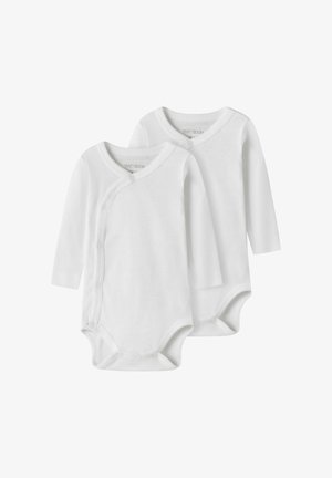 Zwei langärmelige weiße Bodys aus weicher Baumwolle. Mit Druckknopfverschlüssen an der Seite und am Boden für ein einfaches Anziehen.