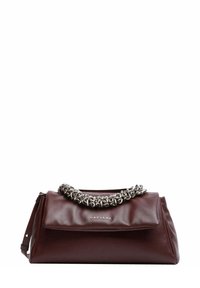 Borsa a mano in pelle bordeaux con manico a catena d'argento, patta pieghevole e logo impresso sul davanti. Texture liscia con una forma strutturata.