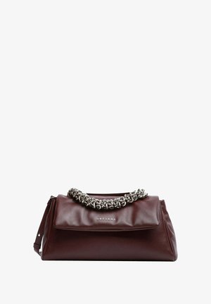 Borsa a mano in pelle bordeaux con manico a catena d'argento, patta pieghevole e logo impresso sul davanti. Texture liscia con una forma strutturata.