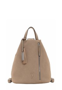 Beige ryggsäck i perforerat läder med triangulär form, utrustad med ett övre handtag, justerbar rem och detaljer i silver.