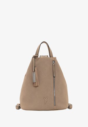 Beige perforeret læderrygsæk med en trekantet form, der har et håndtag øverst, justerbar strop og sølvfarvede metaldetaljer.