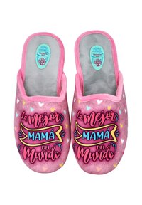 Un par de pantuflas de felpa rosas con corazones de colores y la frase "La mejor mamá del mundo" impresa en la parte superior.