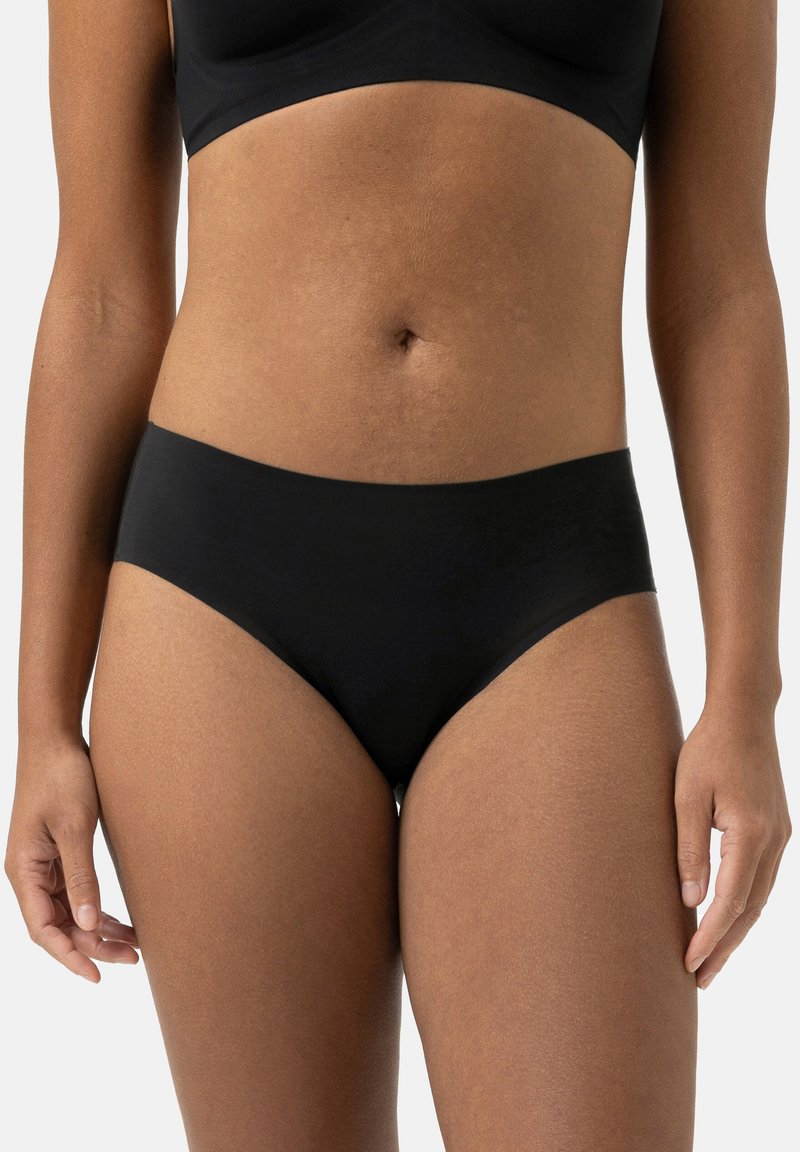 Slips hipster neri senza cuciture realizzati in tessuto morbido, con un design a vita media e cuciture minime per il massimo comfort.