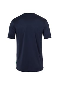 Camiseta de manga corta azul marino vista desde atrás, con cuello redondo y una pequeña etiqueta verde en la costura lateral inferior.