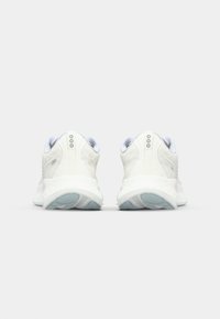 Weiße Sportschuhe mit einer strukturierten Oberseite, abgerundeter Ferse und bläulich getönter Sohle. Verfügt über eine Zuglasche und minimalistisches Branding an der Ferse.