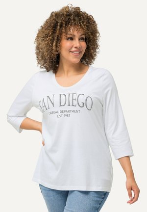 Witte langemouwen T-shirt met een ronde hals, voorzien van de tekst "SAN DIEGO CASUAL DEPARTMENT EST. 1987" in grijze letters. Gladde stof structuur.