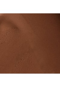 Texture marron foncé avec une finition mate, présentant des variations et des ondulations subtiles, indiquant la profondeur et les dimensions de la surface.