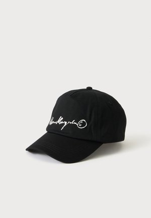 Sort baseballkasket med buet skygge og hvidt kursivlogo foran mod en ensartet lys baggrund.