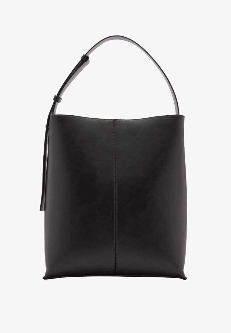 Sac seau en cuir noir avec une seule bandoulière réglable et un détail de couture centrale verticale.