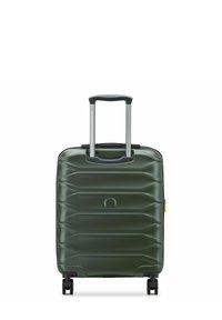 Valigia rigida verde con scanalature testurizzate, manico retrattile, quattro ruote e un logo sulla parte frontale.