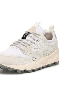 Scarpa sportiva bianca chunky con pannelli in suede e mesh, lacci grigi e suola testurizzata. Presenta leggere perforazioni e branding.