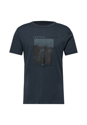 Tmavě modré tričko s krátkým rukávem a kulatým výstřihem, na kterém je fotografie lesa a nápis "N. CENTRAL F.M.R 224" na předn í straně.