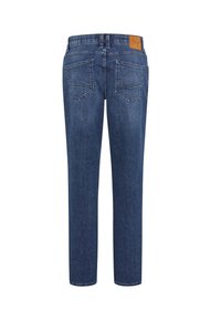 Jeans in denim blu scuro con vestibilità dritta, cinque tasche e una toppa in pelle sulla vita. Tessuto strutturato e resistente con cuciture visibili.