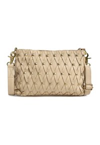 Geweven beige lederen tas met gouden piramide studs, afneembare schouderband en ritssluiting. Compact rechthoekig formaat, gestructureerd oppervlak.