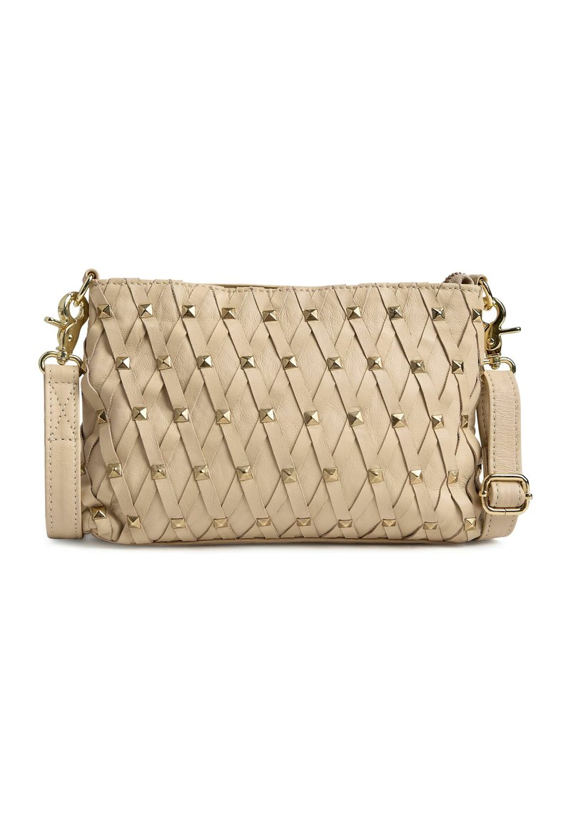 Geweven beige lederen tas met gouden piramide studs, afneembare schouderband en ritssluiting. Compact rechthoekig formaat, gestructureerd oppervlak.