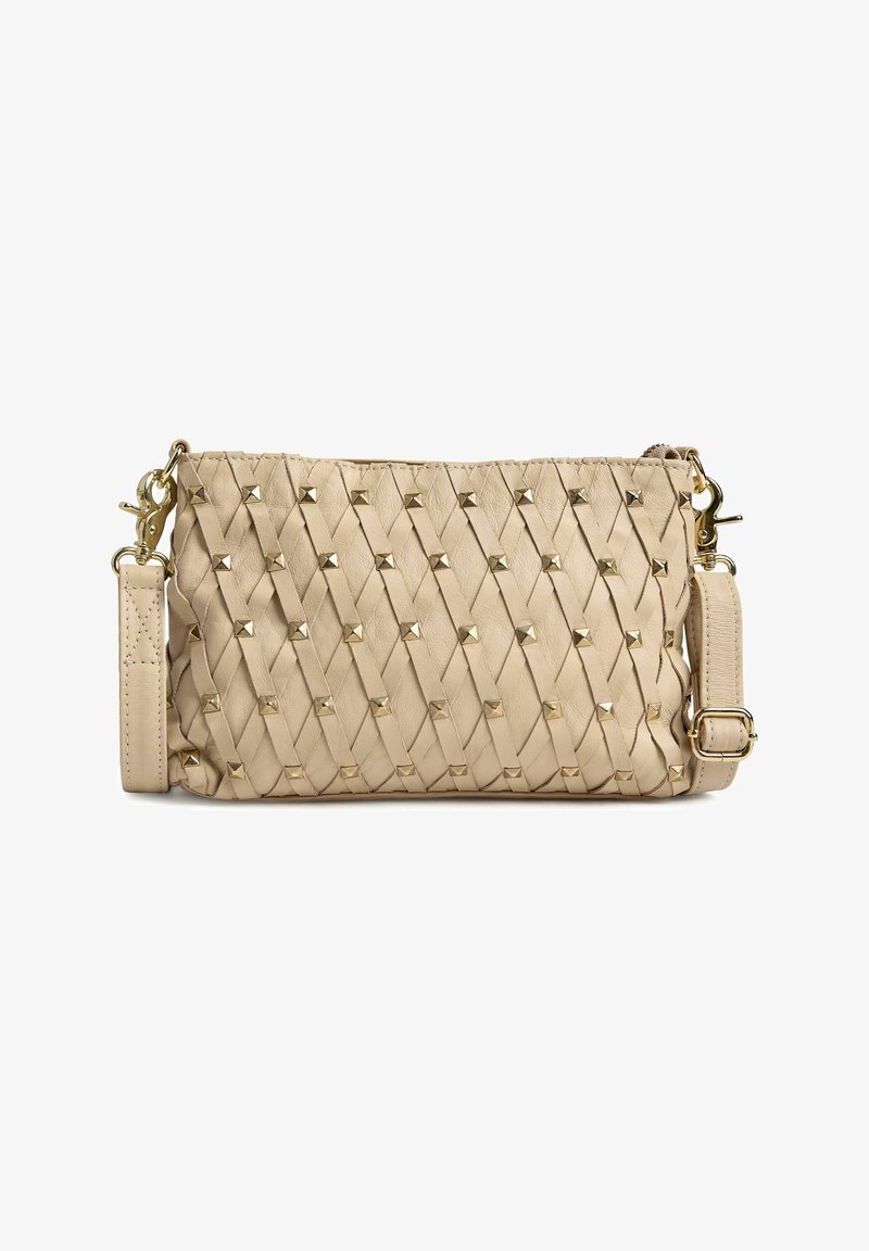 Geweven beige lederen tas met gouden piramide studs, afneembare schouderband en ritssluiting. Compact rechthoekig formaat, gestructureerd oppervlak.