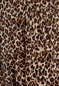Leopardprintstof in bruin en zwart met plooien en een gestrikte taille. Kenmerkt zich door een textuur met een zachte uitstraling.