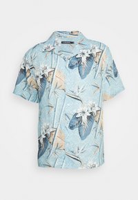 Camicia a maniche corte con bottoni di colore azzurro chiaro, decorata con motivi floreali tropicali e foglie, caratterizzata da una vestibilità comoda e un tessuto morbido.