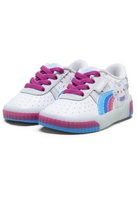 Valkoiset lenkkarit, joissa on violetit nauhat, rei'itetty päällinen ja värikkäitä yksityiskohtia. Sisältää leikkisän kuppikakkusuunnittelun ja tekstuuripintaisen kumipohjan.