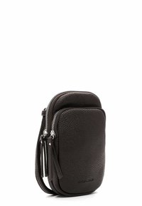 Hnědá kožená crossbody taška s texturou, se dvěma zipovými přihrádkami, štíhlým profilem a nastavitelným popruhem. Vnitřní detaily nejsou viditelné.
