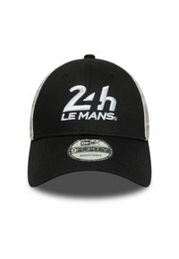 Schwarze verstellbare Baseballmütze mit weißem gesticktem "24h LE MANS"-Logo auf der Vorderseite, gemustertem Schirm und New Era 9FORTY-Tag auf der Innenseite.