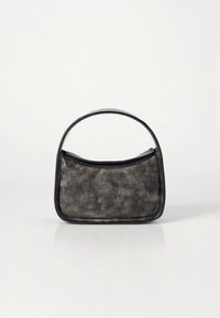 Pelēka mākslīgās ādas soma ar apaļu augšpusi un gludu tekstūru, ar mīkstu, apaļīgu formu. Aprīkota ar kontrastējošu melnu apmali.