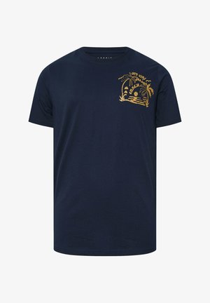 Marineblauw T-shirt met korte mouwen met kleine gele palmboom en strandgrafiek en de tekst "Off the Beaten Beach" op de linkerborst.