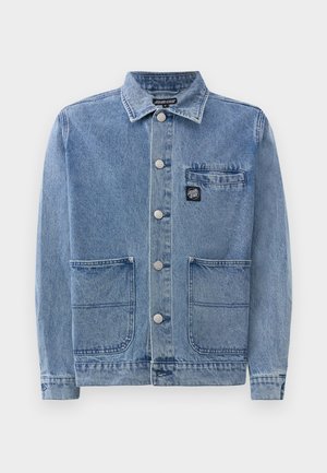 Lichtblauwe denimjacket met een klassieke kraag, voorknopen, twee grote voorzakken en een kleine borstzak met een merklogo.