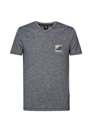 Grijze T-shirt met korte mouwen, een V-hals en een gestructureerde stof. Bevat een borstzakje aan de linkerkant met een kleurrijk bedrukt ontwerp.