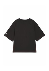 Sort kortærmet T-shirt lavet af bomuld, med raglanærmer og kontrasterende rød syning langs siderne. Simpelt, rent design.