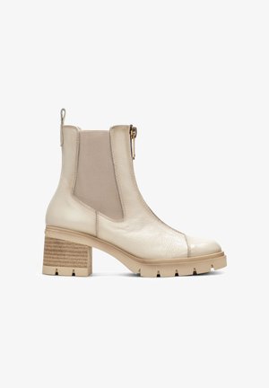 Stivali alla caviglia in pelle beige con tacco chunky, pannelli elastici laterali e chiusura con zip; finitura strutturata con punta liscia a contrasto.