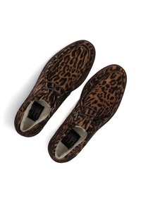 Luipaardprint schoenen met een zachte suede textuur, bruin en zwart kleurenschema, vetersluiting ontwerp en een ronde neus.