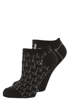 Chaussettes noires à mi-mollet avec un motif répétitif de logo gris, présentant une texture en coton lisse et un poignet élastique pour un ajustement parfait.