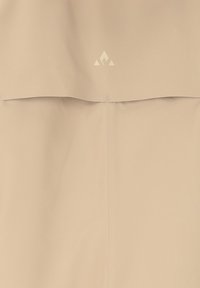Beige stof met een gladde textuur, voorzien van een horizontale plooi en een subtiel driehoekig logo in het midden. Eenvoudig ontwerp met nette stiksels.