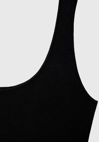 Črn rebrast top brez rokavov z okroglo izrezom in širokimi naramnicami. Tkanina ima gladko teksturo in tesen oprijem.