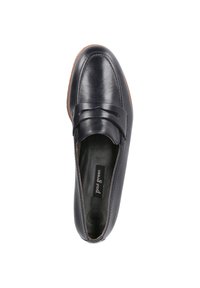 Scarpa slip-on in pelle blu navy con texture liscia, una fascia larga sulla parte anteriore e suola in gomma marrone. Etichetta del brand visibile all'interno.