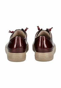 Burgundské lakované kožené boty se dvěma dekorativními červenými vázankami a béžovými gumovými podrážkami. Texturovaný povrch s jemným leskem. Pohled z zadní strany.