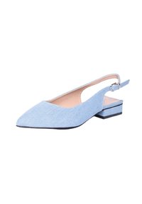 Pump slingback in denim azzurro chiaro, con punta affilata, tacco basso a blocco e dettaglio minimalista con fibbia sul cinturino alla caviglia.
