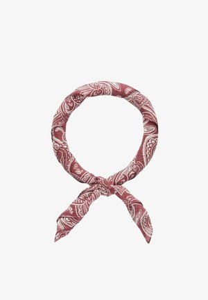 Punainen bandana-tyylinen huivi, jossa on valkoinen paisley-kuvio, solmittuna ympyräksi. Valmistettu pehmeästä kankaasta, jossa on sileä pinta ja pyöristetyt reunat.