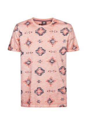 Roze T-shirt met korte mouwen met een herhalend patroon van donkerblauwe en koraalvormige geometrische vormen in een tribale stijl.