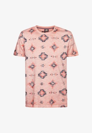 Roze T-shirt met korte mouwen met een herhalend patroon van donkerblauwe en koraalvormige geometrische vormen in een tribale stijl.