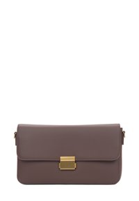 Hnědá kožená kabelka na ruku s překlopným víkem, zlatými kovovými detaily a charakteristickým vroubkovaným designem na uzávěru. Hladká textura.