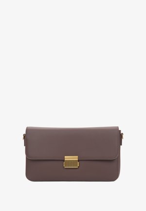 Brązowa skórzana kopertówka z klapką złożoną na pół, złotymi akcentami i charakterystycznym żebrowanym wzorem na zapięciu. Gładka tekstura.