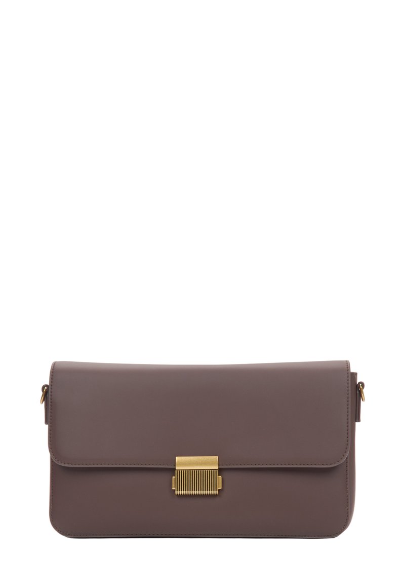 Hnědá kožená kabelka na ruku s překlopným víkem, zlatými kovovými detaily a charakteristickým vroubkovaným designem na uzávěru. Hladká textura.