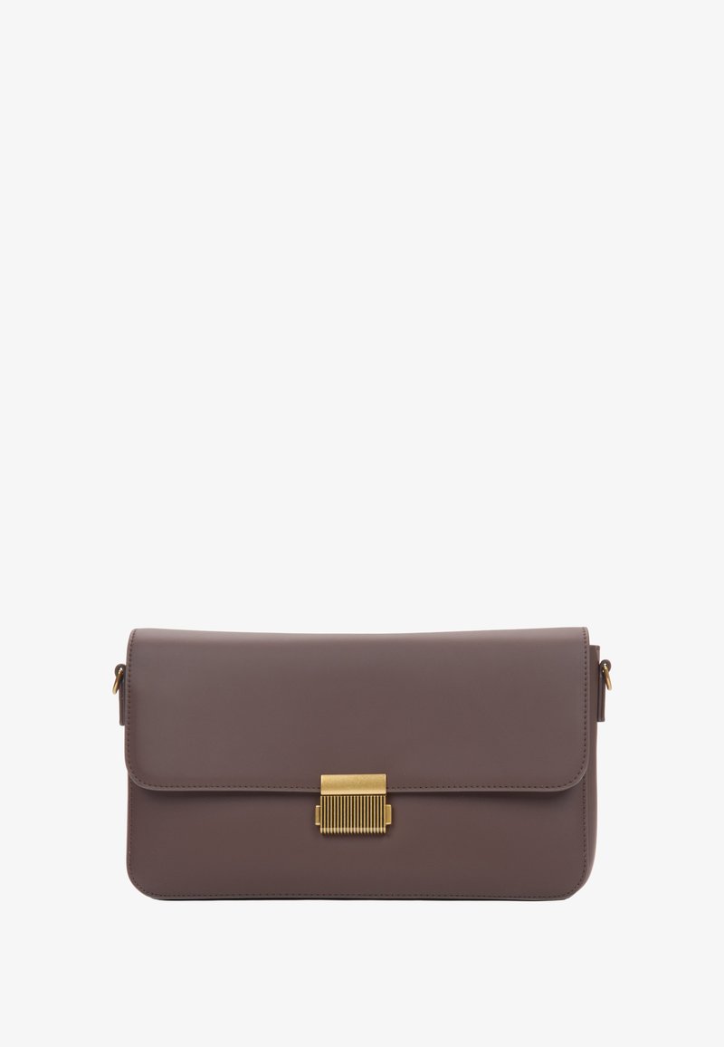 Hnědá kožená kabelka na ruku s překlopným víkem, zlatými kovovými detaily a charakteristickým vroubkovaným designem na uzávěru. Hladká textura.