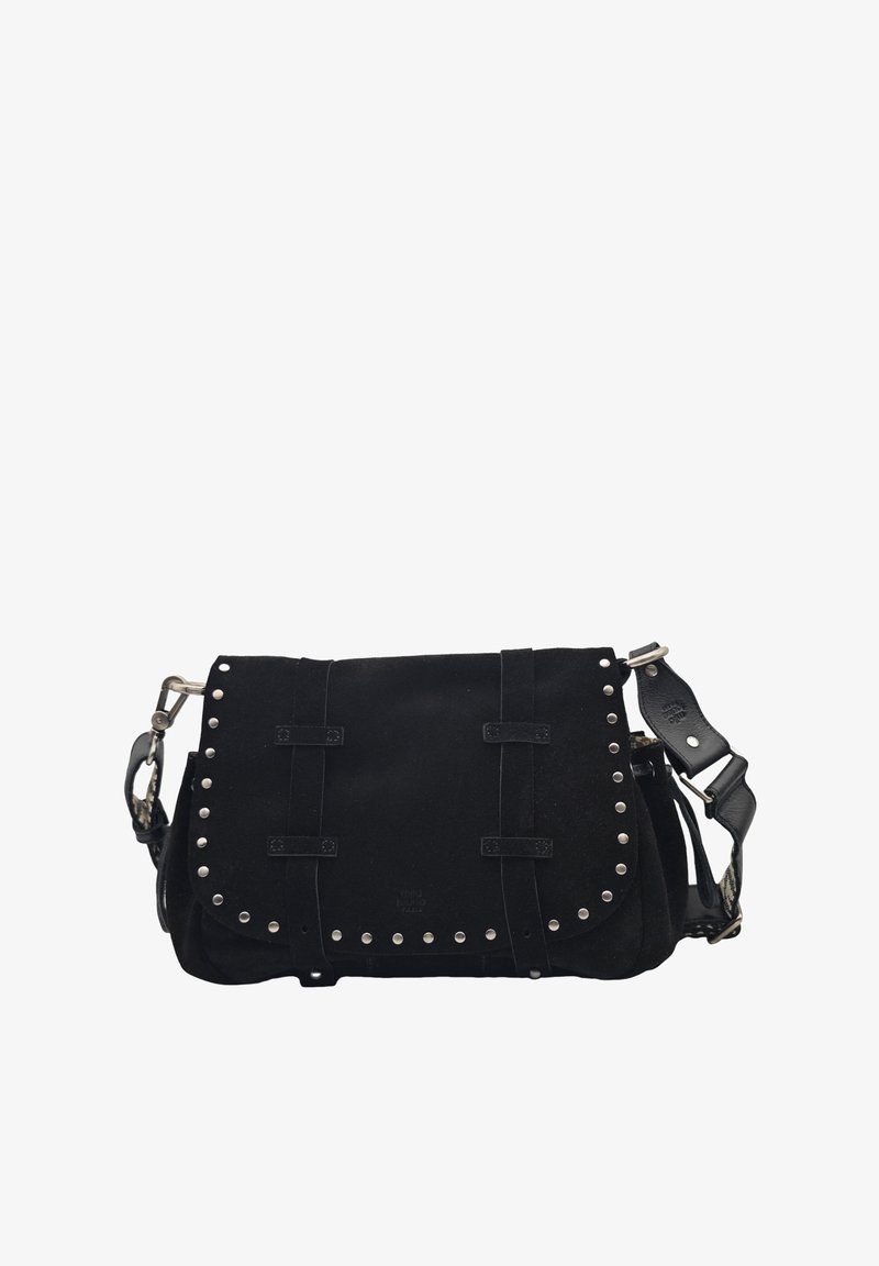Sac à bandoulière en suede noir avec des clous en argent le long des bords du rabat et une sangle en cuir réglable avec des fermoirs en métal.