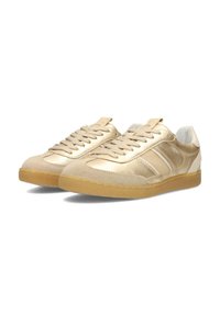 Des chaussures de sport dorées en cuir lisse et texturé, avec un design à trois bandes, des lacets et une semelle en caoutchouc gomme.