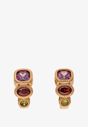 Ohrringe in Goldoptik mit drei geschichteten Edelsteinen: einem lila herzförmigen Stein, einem roten Oval und einem grünen runden Stein; strukturierte Akzente.
